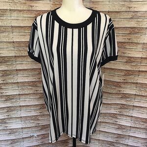 NWT LuLaRoe Black & White vertical striped Liv T